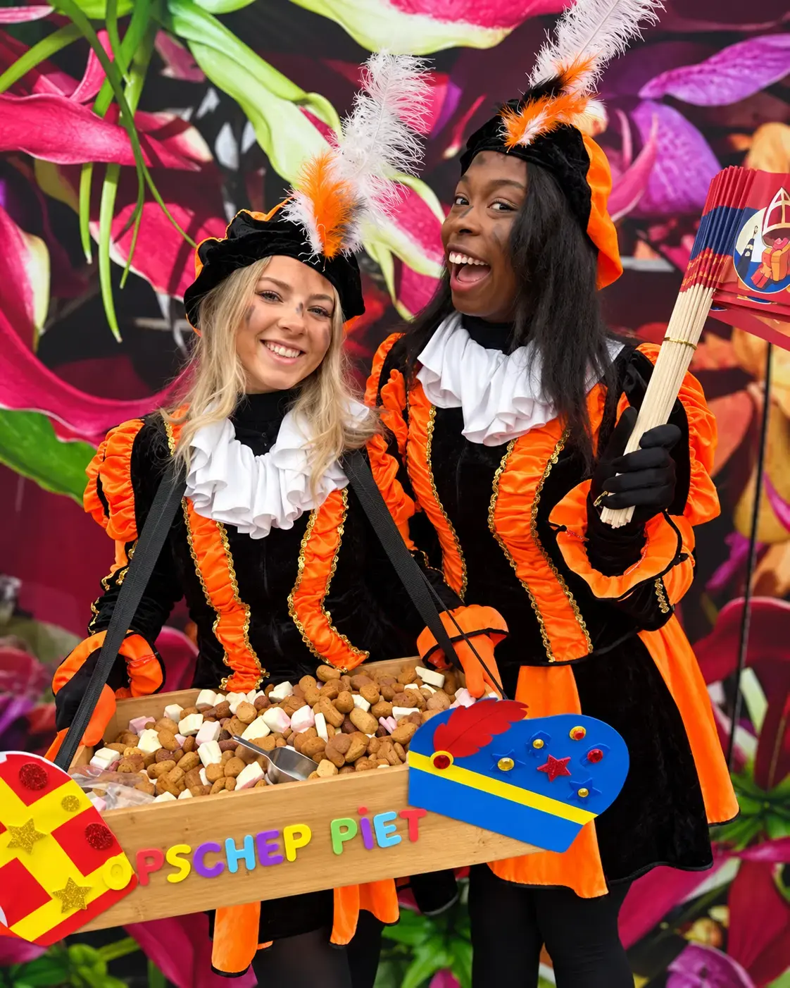 Vrolijke Pietendames met snoepkraam